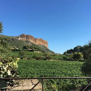 https://appartement-cosy-a-10-metres-du-port-de-cassis.fr-provencehotel.com